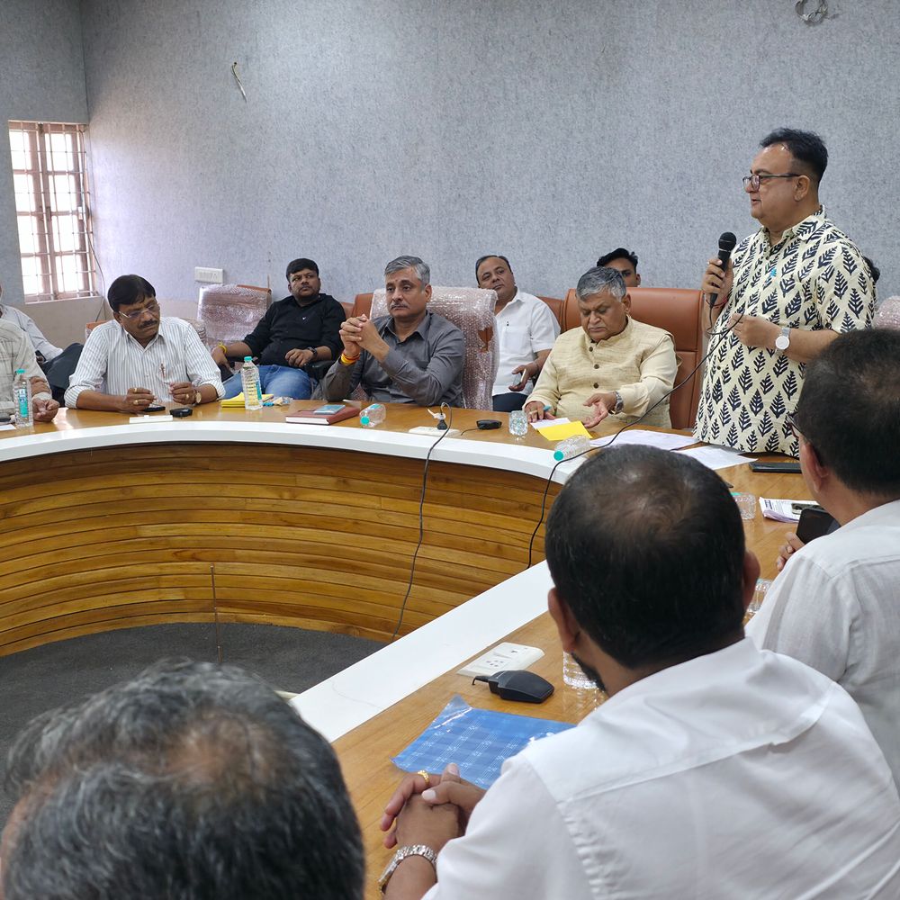 ગુજરાત યુનિવર્સિટીમાં સેલ્ફ ફાઇનાન્સ કોલેજોના પ્રશ્નો પર બેઠક:કોલેજ બંધ કરવાની સમયમર્યાદા 2026 સુધી લંબાવાશે, મંજૂરી મુદ્દે ખાતરી