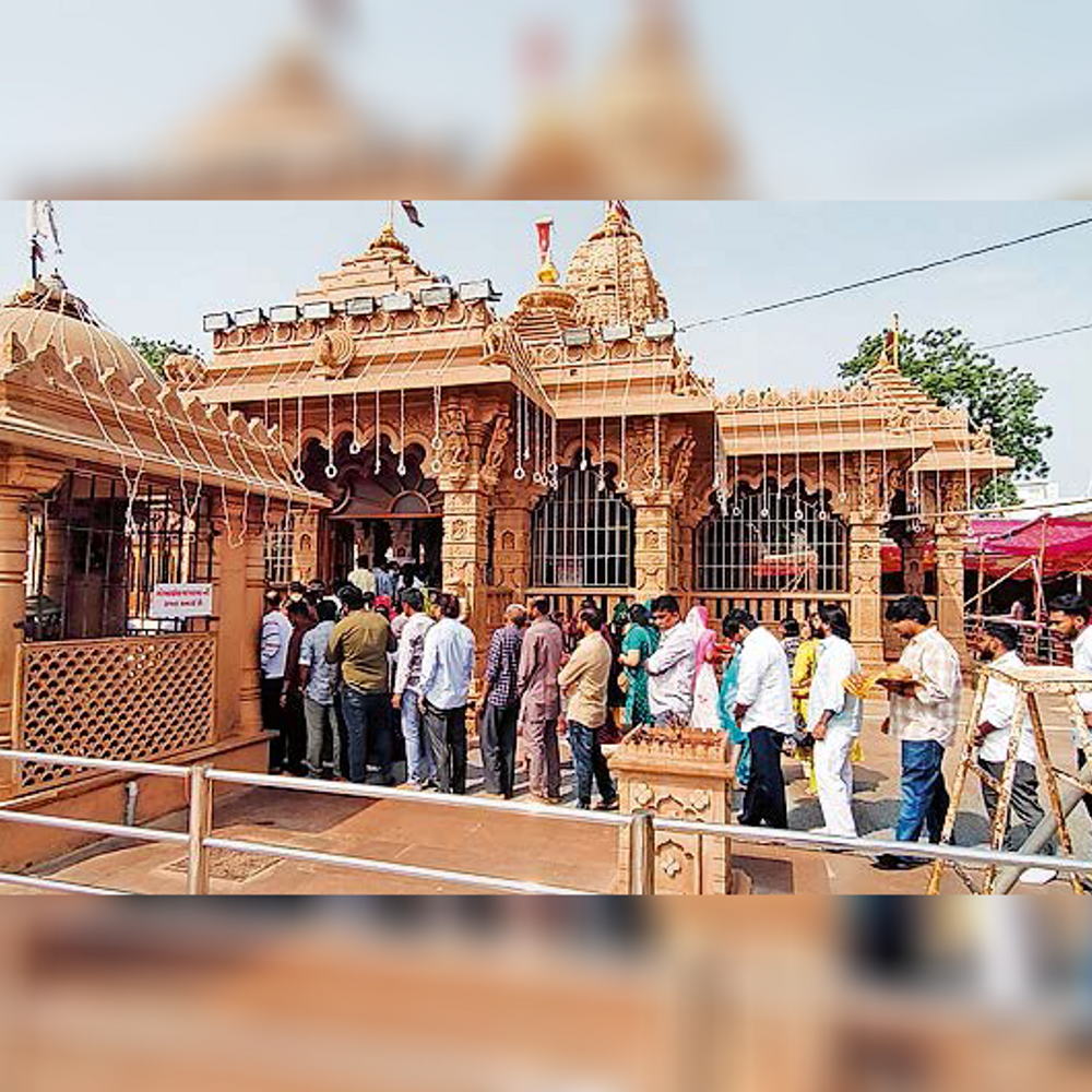 માતાના મઢ ખાતે પ્રથમ નોરતે આઇ આશાપુરાના આશીર્વાદ લીધા.