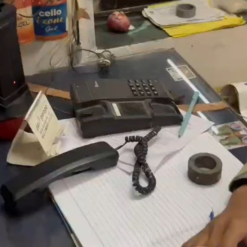 વિજ કચેરીમાં ફોનનું રીસીવર નીચે મૂકી દેવાયુ:રાજકોટની સોરઠીયાવાડી સબડિવિઝનમાં માથાકૂટનો વીડિયો વાયરલ, સૌરાષ્ટ્ર - કચ્છમાં 247 ગામડાઓમાં અંધારપટ્ટ