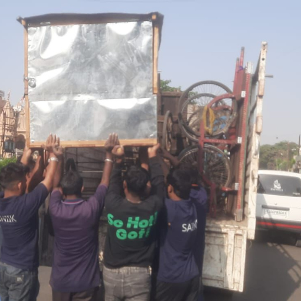 દબાણ દૂર: મુક્તાનંદ ત્રણ રસ્તાનાં દબાણ હટાવાયાં, 4 ટ્રક સામાન જપ્ત.