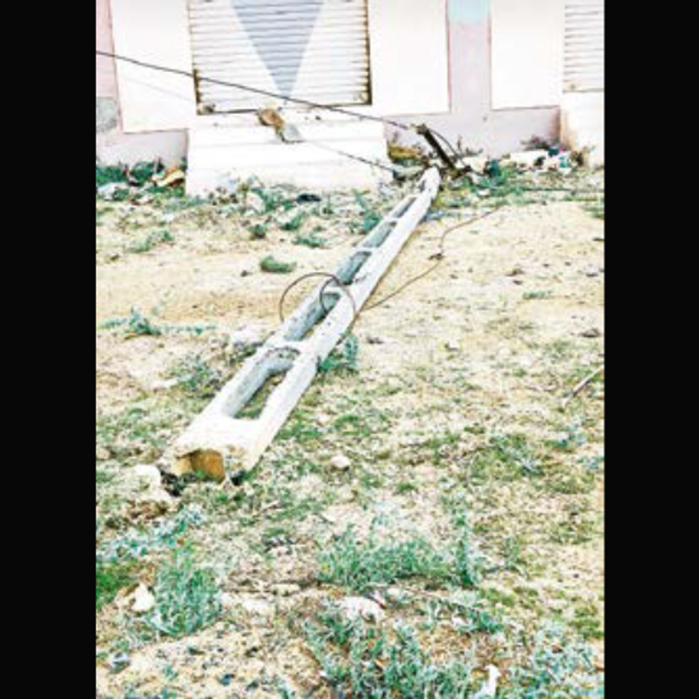 કચ્છમાં આવેલા વાવાઝોડાથી વિનાશ: મિની વાવાઝોડાથી PGVCLના 121 ફીડરમાં વીજ પુરવઠો ઠપ થતા લોકોને મુશ્કેલી પડી.