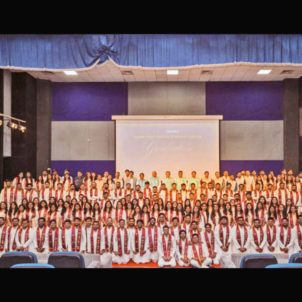 ભુજની અદાણી મેડિકલ કોલેજમાં ગ્રેજ્યુએશન સમારોહ.