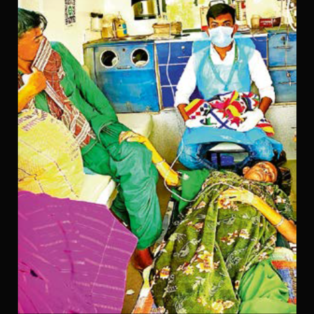 અત્યંત જટિલ પ્રસૂતિ એમ્બ્યુલન્સમાં: નાળ વીંટળાયેલા બાળકને 108 ટીમે બચાવ્યું.