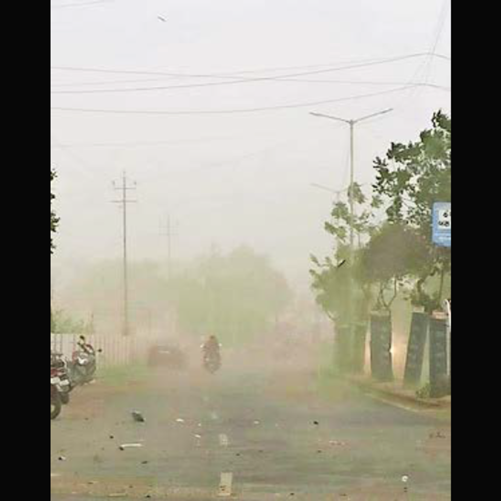 ભુજ સહિતના વિસ્તારોમાં ધૂળની ડમરીઓ સાથે કમોસમી માહોલ સર્જાયો.