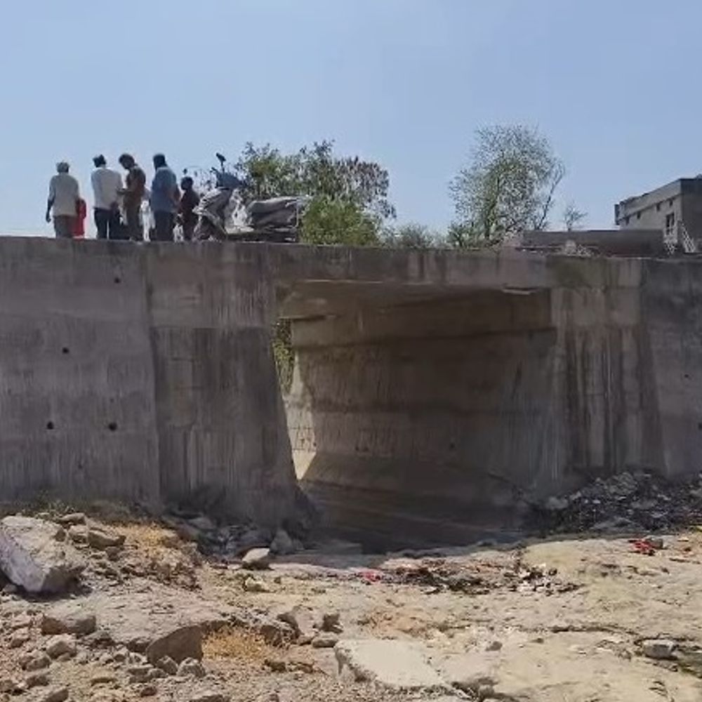 લાખોનો બ્રિજ બન્યો આફત, તંત્રની ઉદાસીનતા સામે ગ્રામજનોનો મોરચો.:બ્રિજ 'આશીર્વાદને બદલે આફત': મીઠાપુરમાં 150 ફૂટના વહેણ સામે માત્ર 17 ફૂટનો પુલ,સરપંચ સહિત આખી બોડીએ આપી સામુહિક રાજીનામાની ચીમકી.