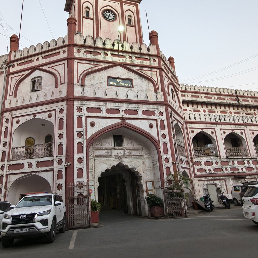 ગેસ પાઈપલાઈનના નેટવર્ક માટે રોડ રીસ્ટોરેશન-પરમિશન ચાર્જમાં મુક્તિ:મધ્ય-પૂર્વમાં સર્જાયેલી યુદ્ઘ જેવી સ્થિતિને પગલે સુરતમાં મહાપાલિકાનો નિર્ણય