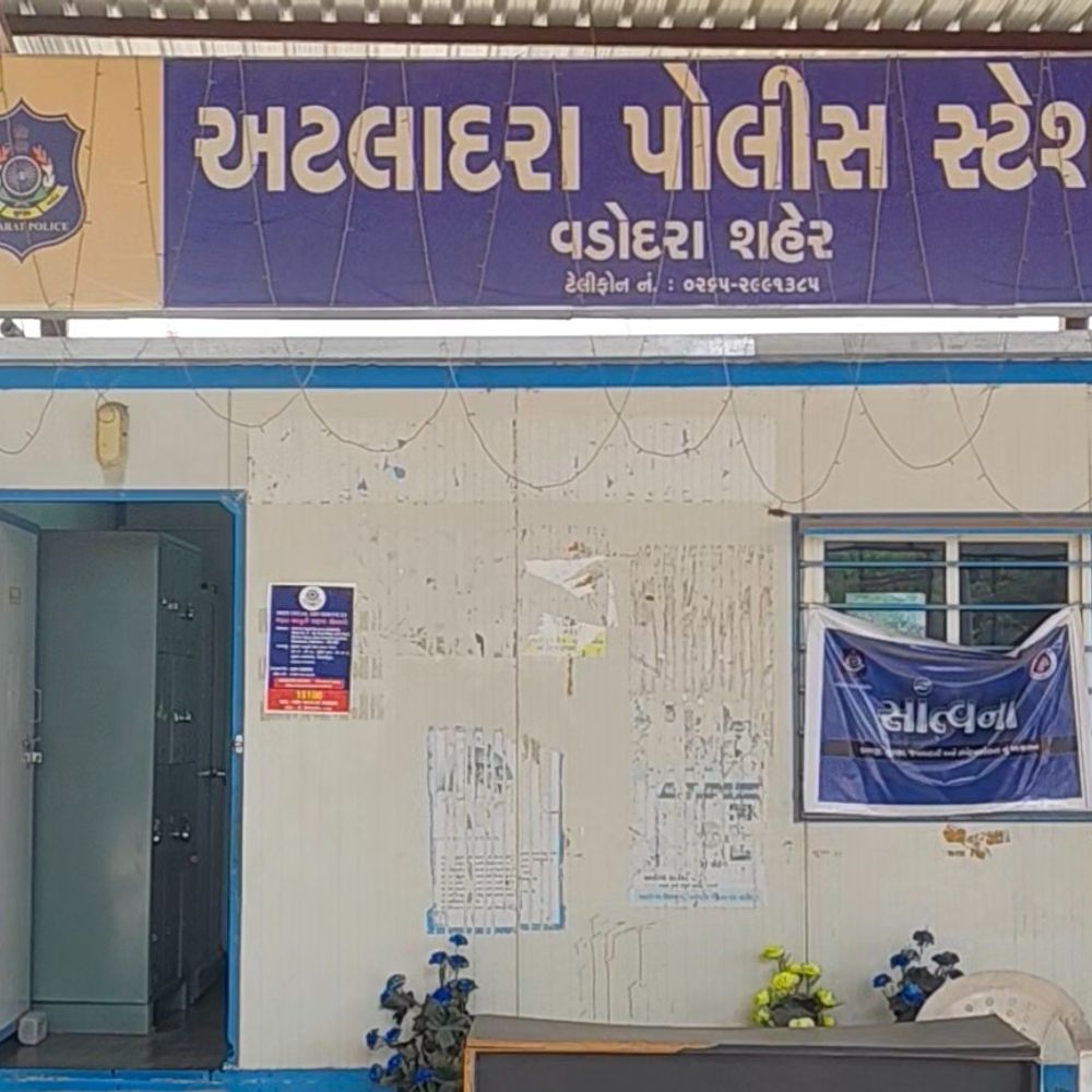 NRI વૃદ્ધાના ઘરમાંથી રૂ.14.90 લાખની મત્તાની ચોરી:વૃદ્ધા બાથરૂમમાં જતા જ કબાટ ખોલી દાગીના-રોકડ રકમ ઉઠાવી લીધા, ઉપરના માળે રહેતી મહિલાએ ચોરી કરી હોવાની આશંકા