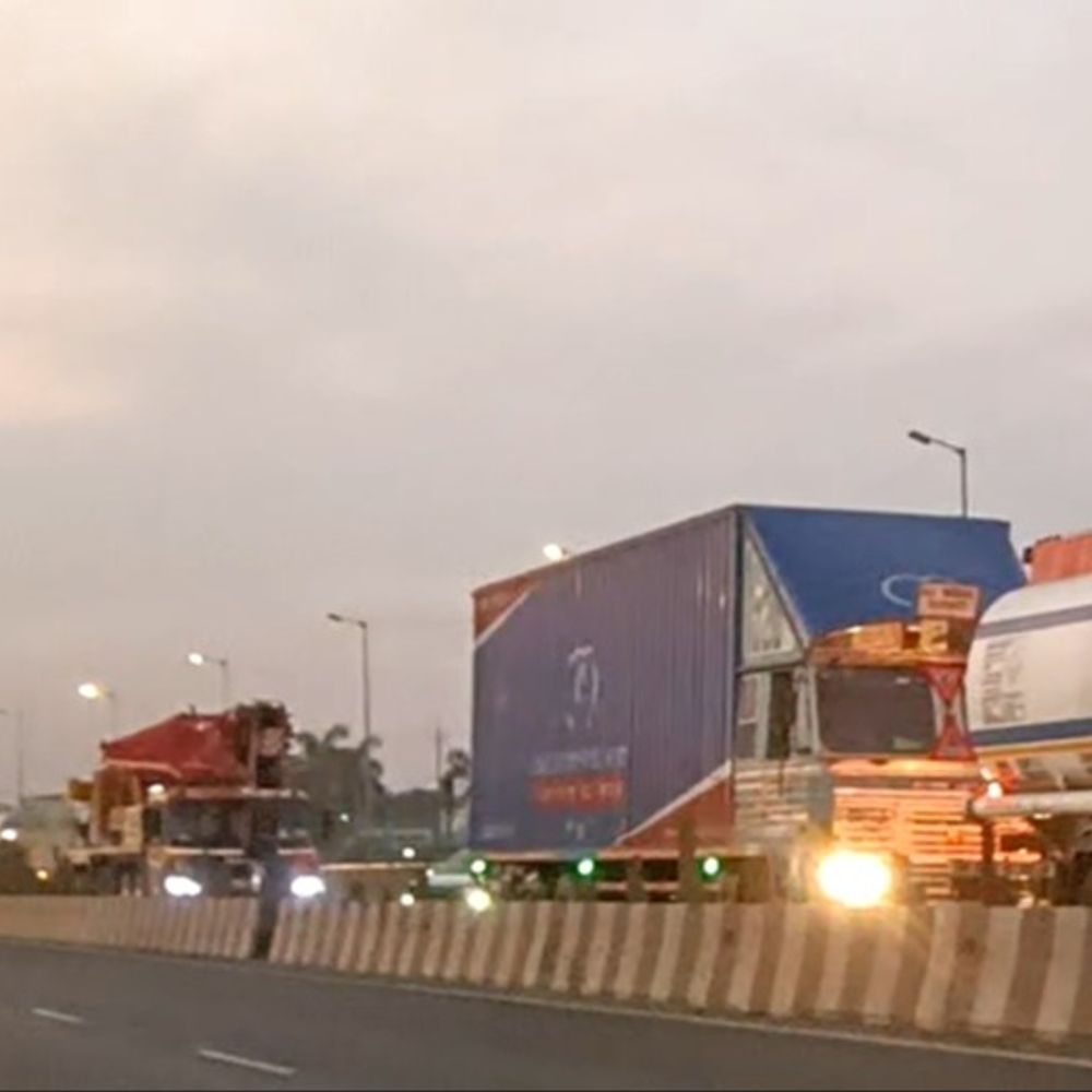 અમદાવાદથી વડોદરા NH 48 પર 10 કિમી લાંબો ટ્રાફિક જામ:સમારકામના કારણે વાહનોની કતાર લાગી, વાહનચાલકો 1.5 કલાક સુધી ટ્રાફિકમાં ફસાયા