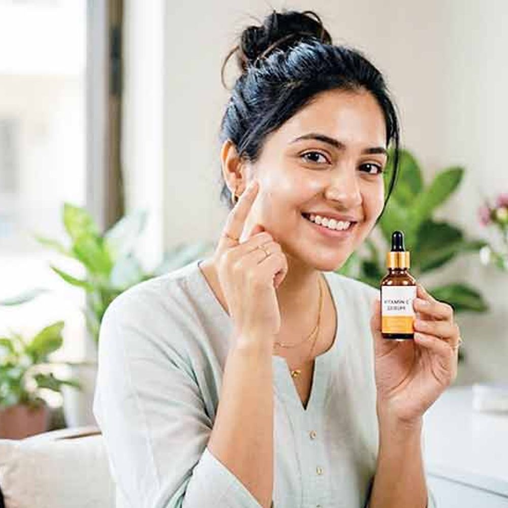 સેલિબ્રિટીઝ જેવી ચમકતી ત્વચા માટે વિટામિન-સી સીરમ: ફાયદા, ઉપયોગ અને ત્વચાના પ્રકાર અનુસાર પસંદગી.