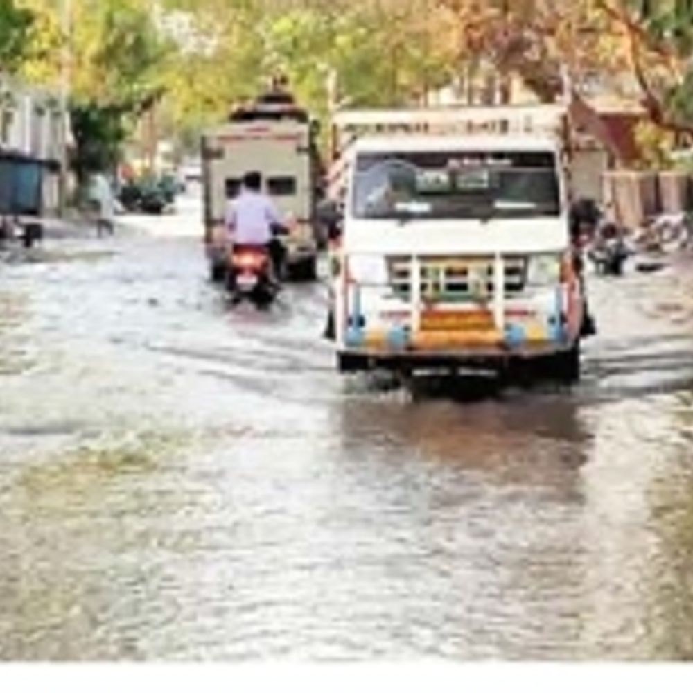 વાહનચાલકોને ભારે મુશ્કેલી:વાડી પટેલ એસ્ટેટ રોડ પર લાઈન ભાંગતાં ઘૂંટણ સમા પાણી ભરાયા