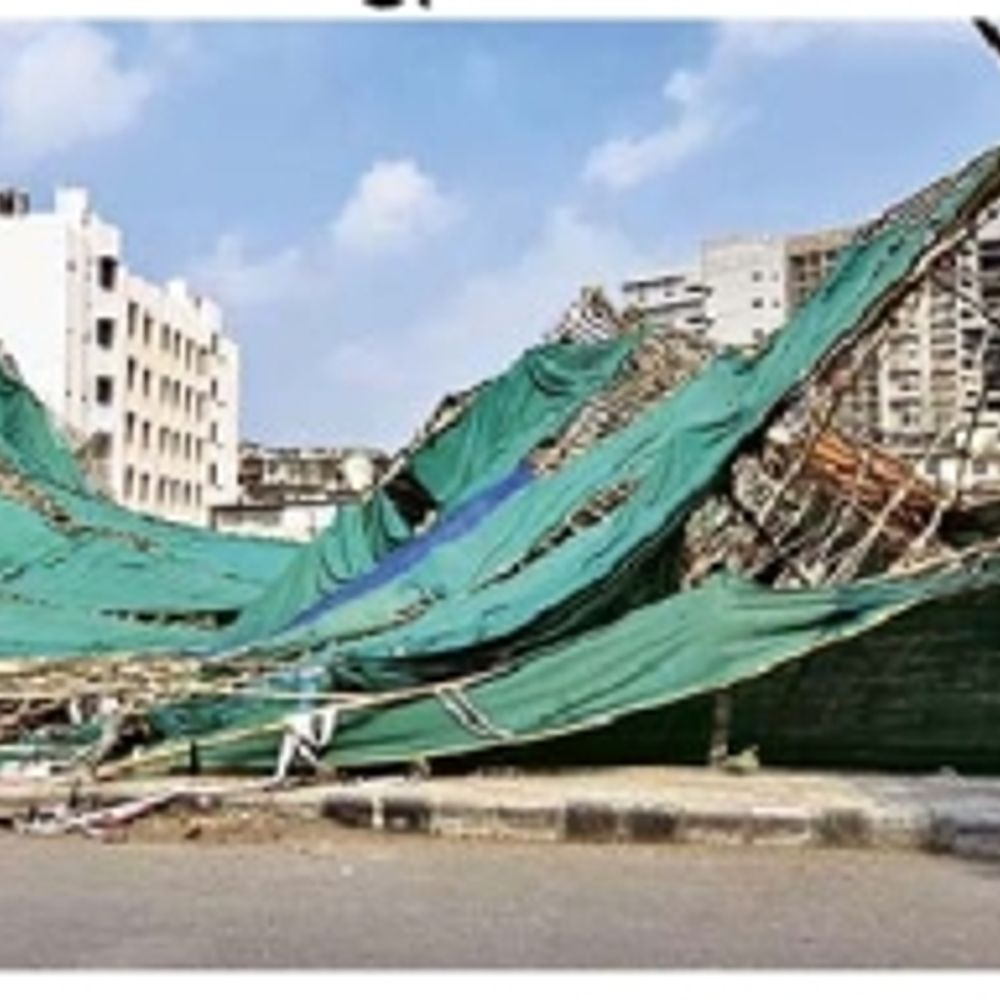 મીની વાવાઝોડાએ સર્જી તારાજી:વાવાઝોડામાં વેસુમાં ફનફેરનો ગેમઝોન વેરવિખેર, લગ્નના સેટ તૂટી પડ્યા, વાતાવરણ ખુલતાં 2 દિવસમાં ગરમી 37 ડિગ્રી થઈ શકે