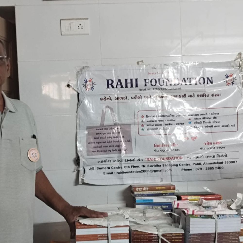 રાહી ફાઉન્ડેશને માતૃભાષા અભિયાનને 220 પ્રેરક પુસ્તકો ભેટ આપ્યા:જયેશ પરીખ લિખિત પુસ્તકો વિવિધ ગ્રંથ મંદિરોમાં મુકાશે