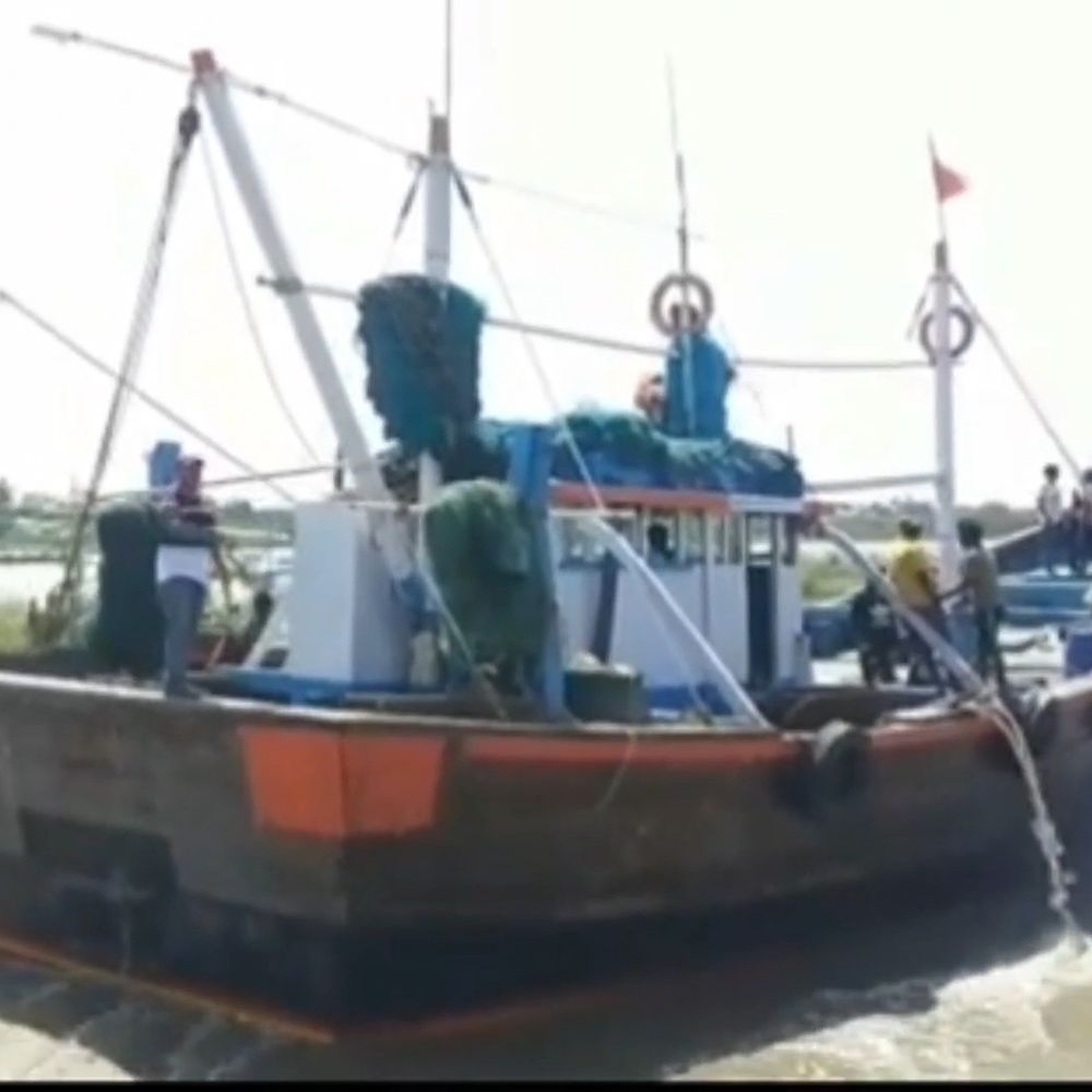 ડીઝલમાં ભાવ વધારો પાછો ખેંચાયો:બોટના ડિઝલમાં લિટર દીઠ રૂ. 22.43નો વધારો પરત ખેંચાતા માછીમારોમાં ખુશીનો માહોલ