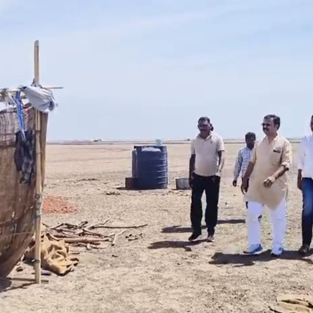 પૂર્વ ધારાસભ્ય નૌશાદ સોલંકીએ અગરિયા પરિવારોની મુલાકાત લીધી:વાવાઝોડાથી થયેલા નુકસાનનો તાગ મેળવી સહાયની માંગ કરી