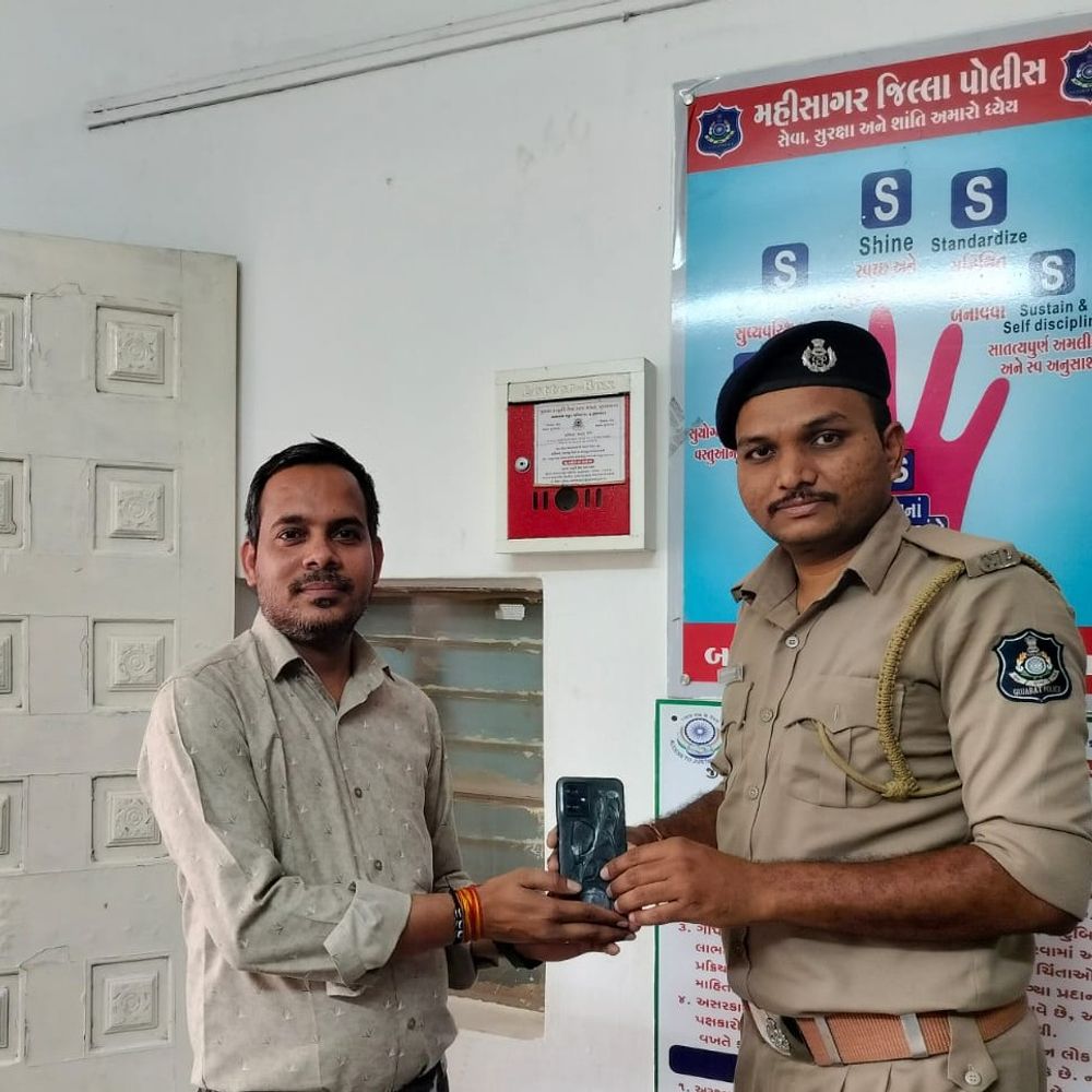 બાલાસિનોર ટાઉન પોલીસે ગુમ થયેલો 95,998નો મુદ્દામાલ પરત કર્યો:બે મોબાઈલ અને એક મોટરસાયકલ 'તેરા તુજકો અર્પણ' હેઠળ પરત