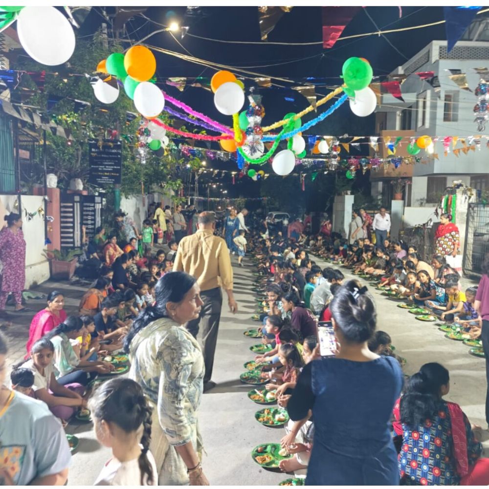 ભાવનગરમાં શ્રી કૈવલ્યાનંદ સ્વામી દેરી ખાતે બટુક ભોજન યોજાયું.