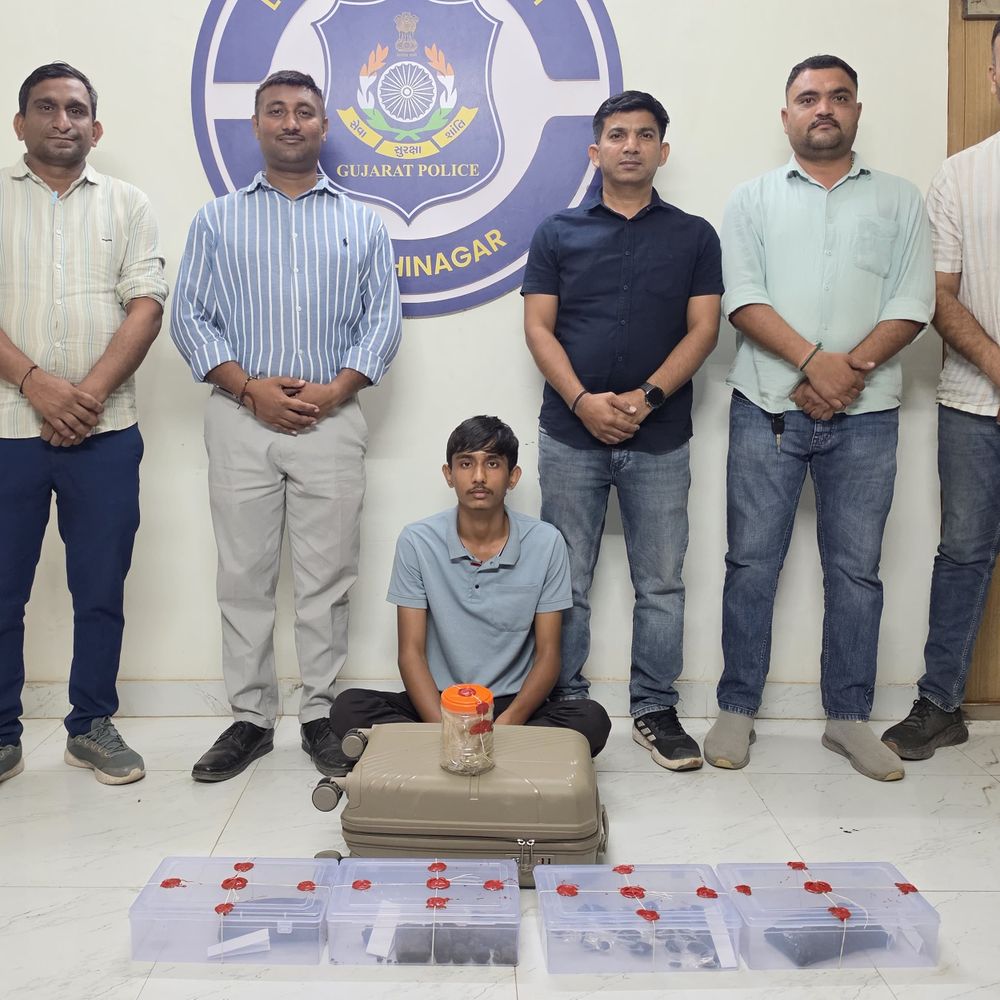 ગાંધીનગરમાં ચરસનું નેટવર્ક ઝડપાયું.