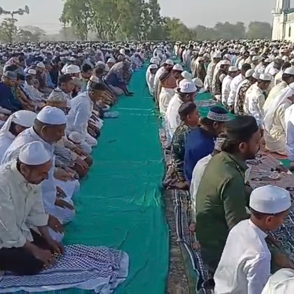 પાટણ જિલ્લામાં રમઝાન ઈદની ઉજવણી: મુસ્લિમ બિરાદરોએ નમાઝ અદા કરી ભાઈચારાનો સંદેશ આપ્યો.