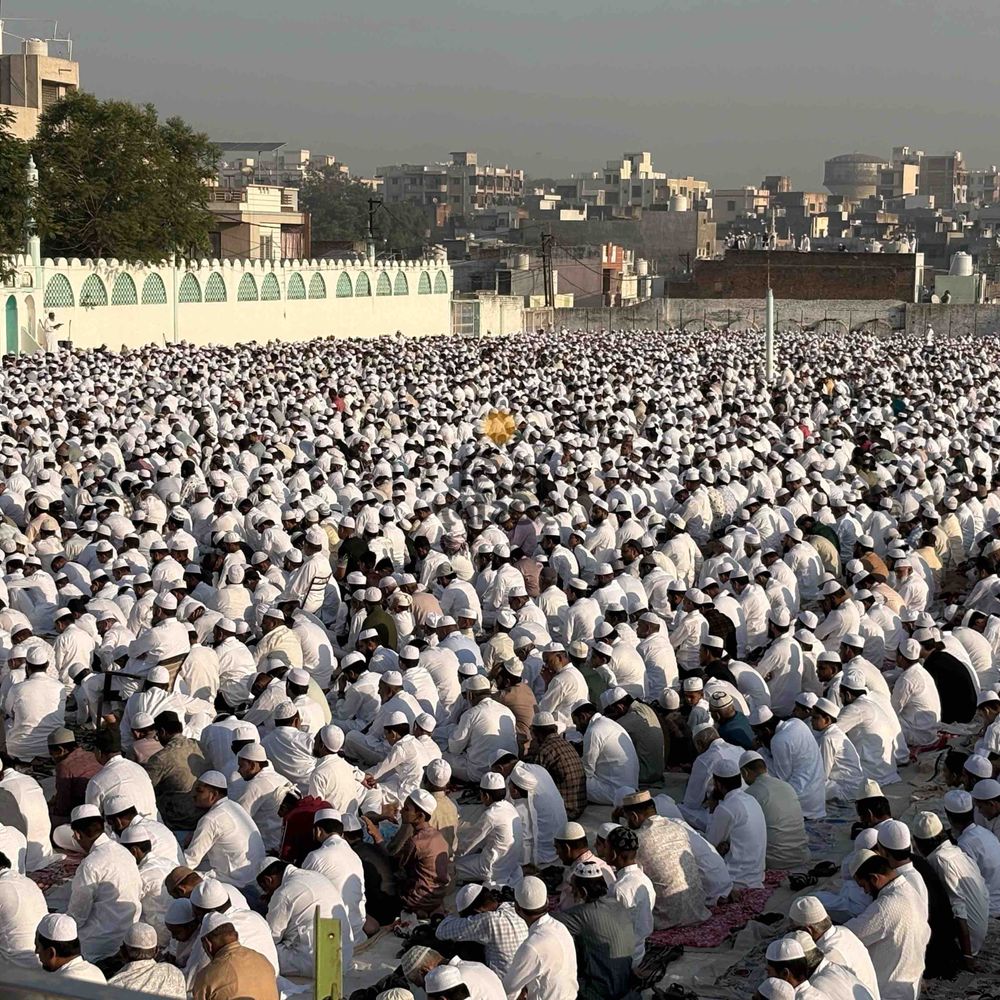 ગોધરામાં ઈદ-ઉલ-ફિત્રની હર્ષોલ્લાસ સાથે ઉજવણી:ઐતિહાસિક ઈદગાહ મેદાન ખાતે હજારો મુસ્લિમ બિરાદરોએ નમાજ અદા કરી