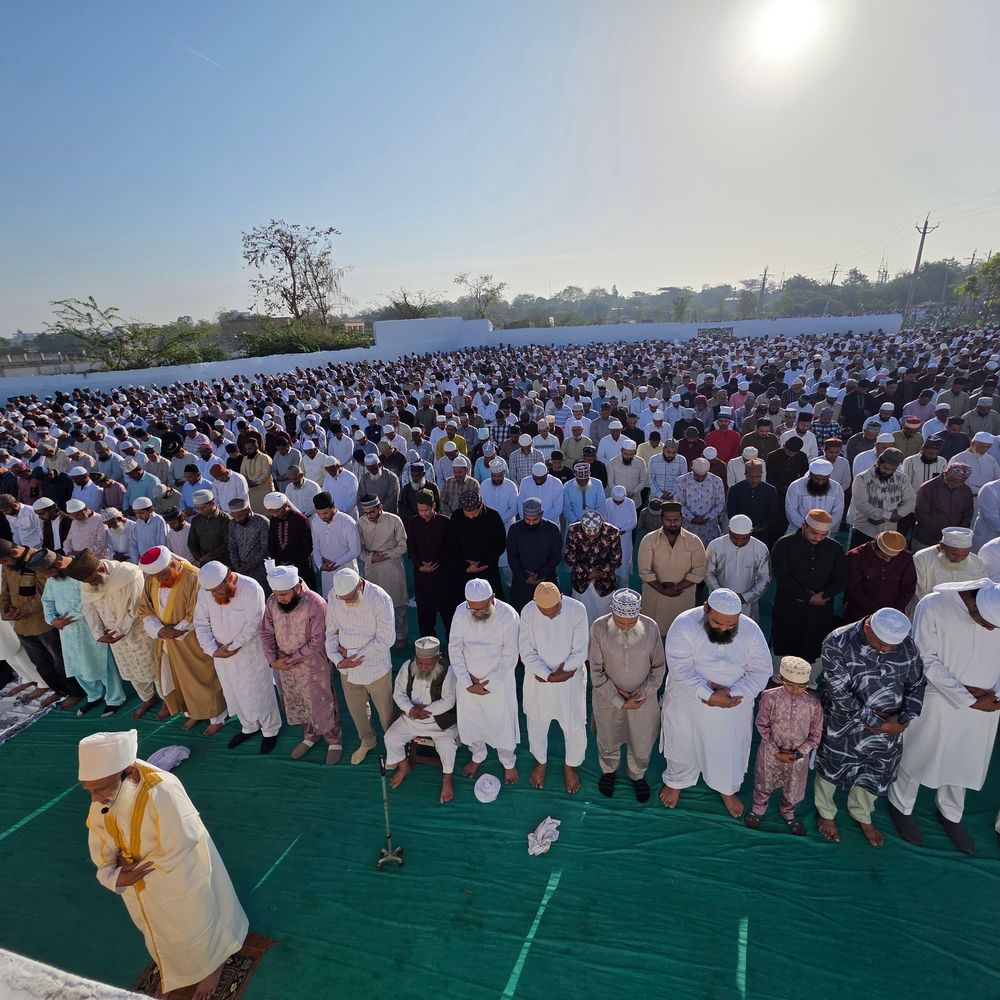 હિંમતનગરમાં રમજાન Eid ની નમાજ અદા: 26થી વધુ મસ્જીદો અને ઇદગાહોમાં Muslim બિરાદરોએ Eid ઉજવી.