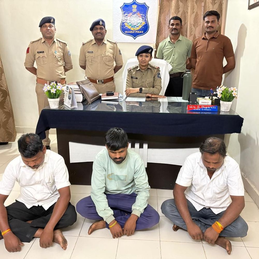 નિઝર પોલીસે વ્યાવલ નાકા પાસે ચેકિંગ કર્યું:₹3.99 લાખના દારૂ સાથે પરપ્રાંતિય ગાડી ઝડપાઈ, 3ની ધરપકડ