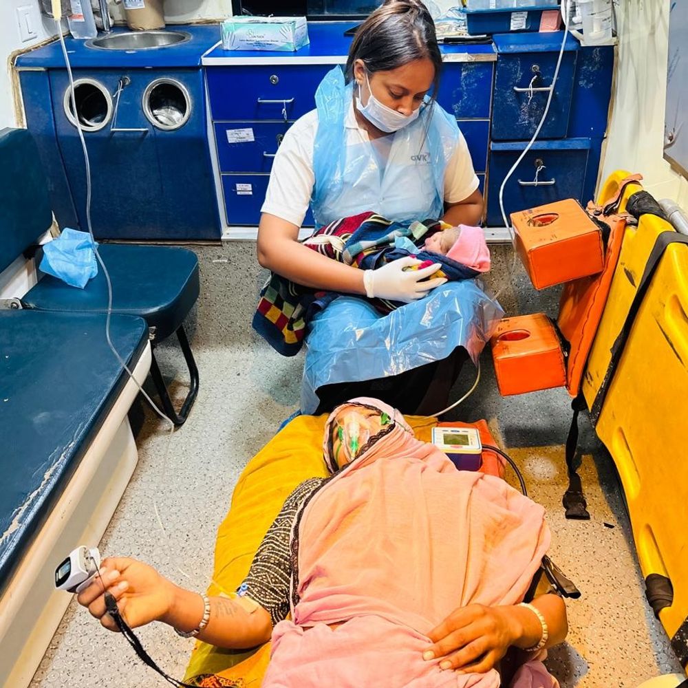 રાણાવાવ 108 ટીમે વાડીમાં હાઈ-રિસ્ક પ્રસુતિ કરાવી:ગર્ભનાળ ગળા ફરતે વીંટળાયેલી હોવા છતાં માતા-બાળક સુરક્ષિત