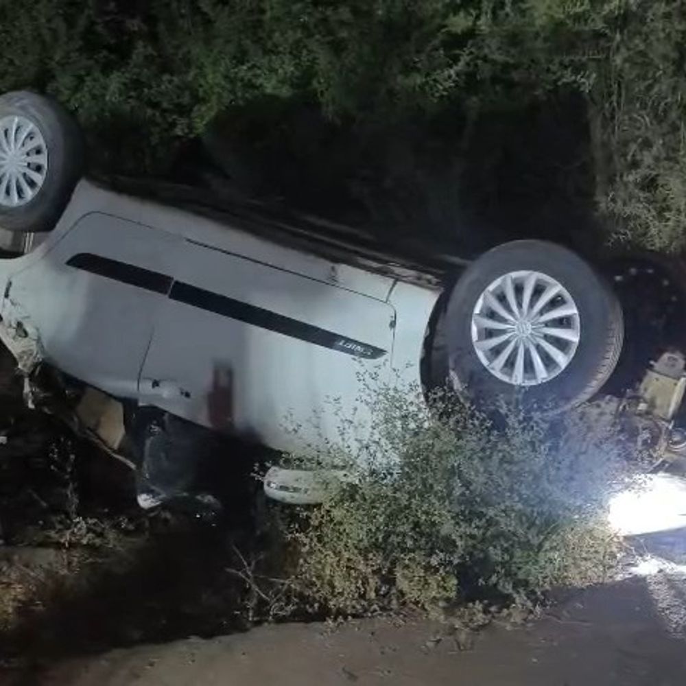 વલસાડના સેગવી પાસે દારૂ ભરેલી કાર પલટી:બુટલેગર કાર મૂકી ફરાર, ₹4.65 લાખનો મુદ્દામાલ જપ્ત