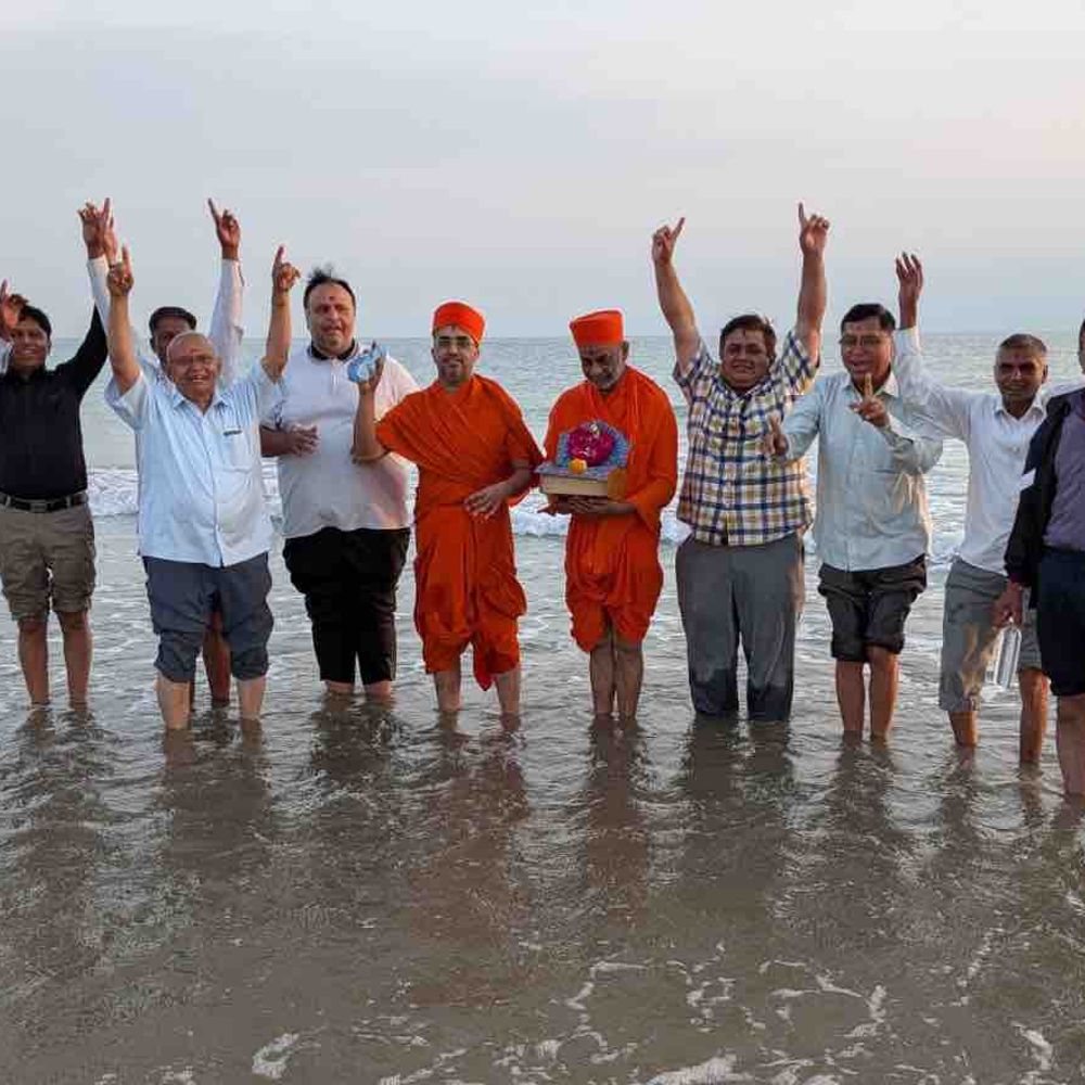 કુમકુમ મંદિરના સંતોએ માંડવી દરિયાકિનારે પુષ્પઅભિષેક કર્યો:માંડવીનું જળ મસ્તકે ચડાવવાથી શ્રેય થાય છે: સાધુ પ્રેમવત્સલદાસજી કુમકુમ