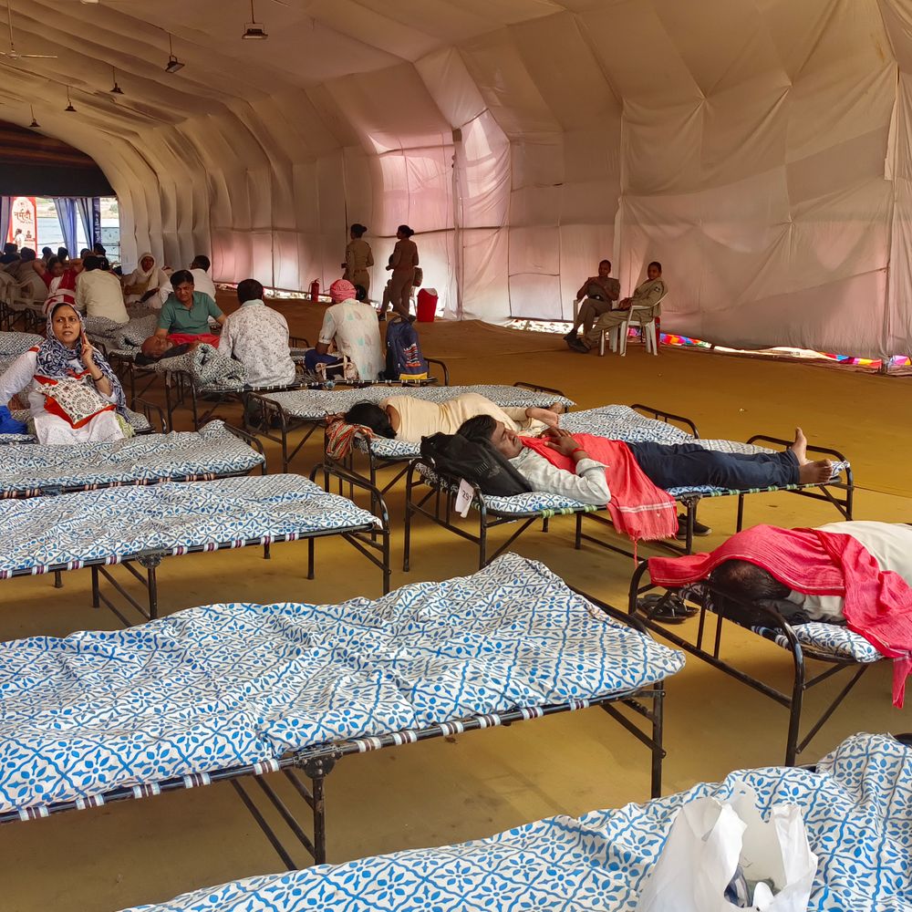 શ્રદ્ધાળુઓનો અવિરત પ્રવાહ:પરિક્રમાવાસીઓ માટે નર્મદા કાંઠે પલંગ-ગાદલા‎અને ઠંડા પાણીની વ્યવસ્થા, ત્રણ ડોમ બનાવાયા‎