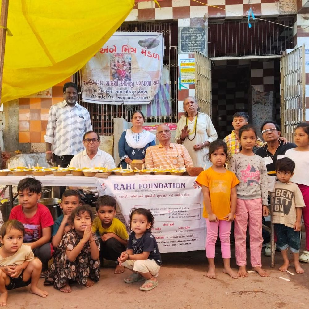 રાહી ફાઉન્ડેશને 800 શ્રમજીવી પરિવારોને ખીચડી-છાશનું વિતરણ કર્યું:રામદેવનગરમાં જોગણી માતા મંદિર પાસે 219મો પ્રોજેક્ટ યોજાયો