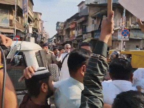 અમદાવાદમાં ઈદના દિવસે UCCના વિરોધમાં AIMIMનું પ્રદર્શન: 'UCC હટાવો, દેશ બચાવો'ના બેનરો સાથે વિરોધ.