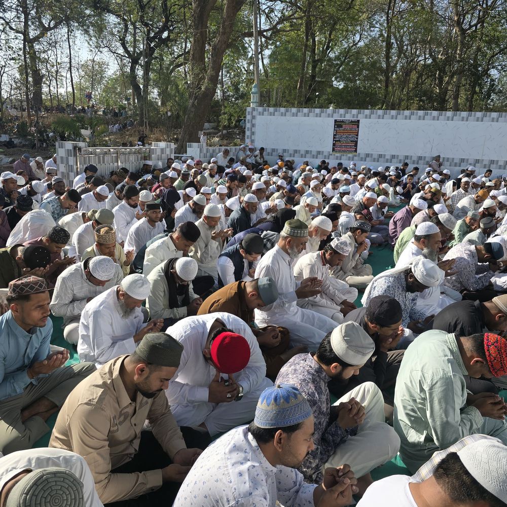 મહીસાગરમાં ઈદની ઉજવણી:સંતરામપુરમાં ઈદુલ ફિત્રની નમાઝ અદા કરી, ઈદગાહ મસ્જિદ ખાતે મોટી સંખ્યામાં મુસ્લિમ બિરાદરો એક બીજાને શુભેચ્છાઓ પાઠવી