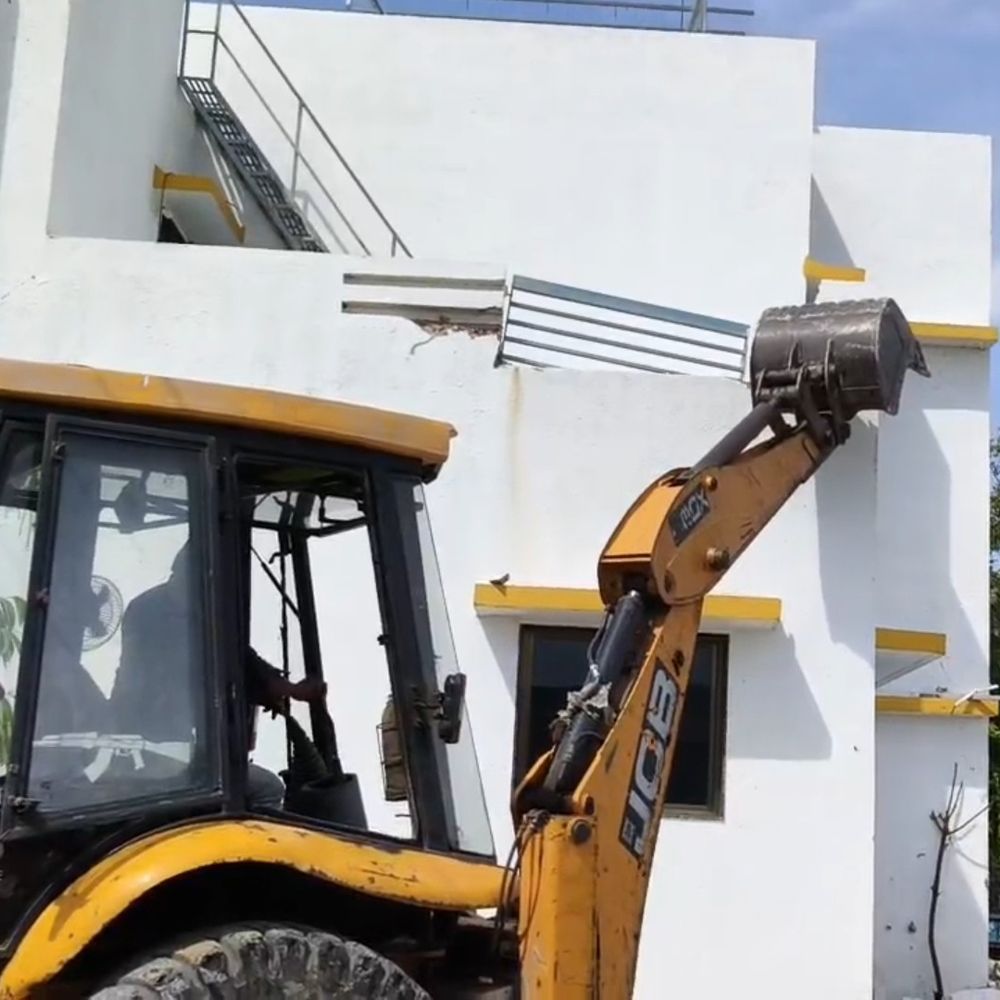 કુખ્યાત ભાવેશ દેસાઈના દબાણ પર બીજા દિવસે પણ હથોડો:પાટણના ઝીલિયામાં મસ્તાની ગેંગના સૂત્રધારના ફાર્મ હાઉસ બાદ તેના અન્ય બાંધકામોનું ડિમોલિશન શરૂ