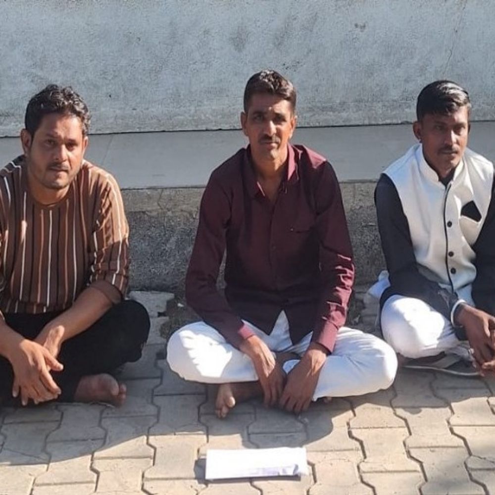 મફતનગરમાંથી જુગાર રમતા 3 શખ્સ ઝડપાયા:LCBની જુગાર અડ્ડા પર રેડ, 12 હજાર રોકડ સાથે ત્રણેયને દબોચ્યા