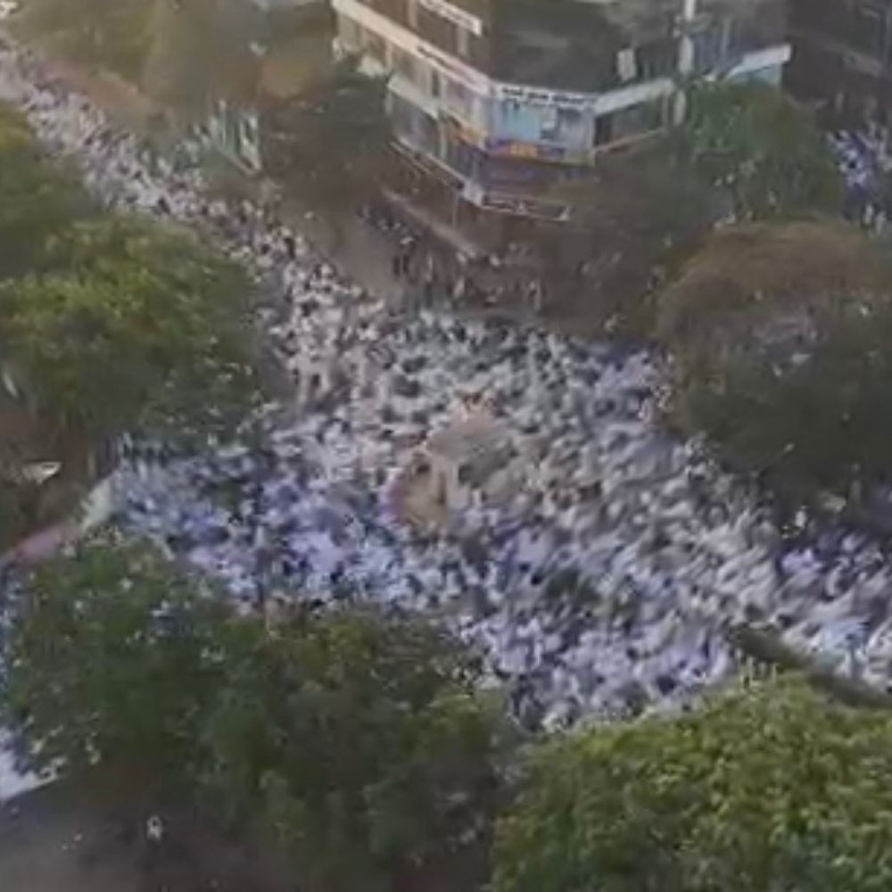 રાંદેરમાં હજારો બિરાદરોએ ઈદની નમાજ અદા કરી, Drone VIDEOમાં આસ્થાનું ઘોડાપૂર અને 'ઈદ મુબારક'.