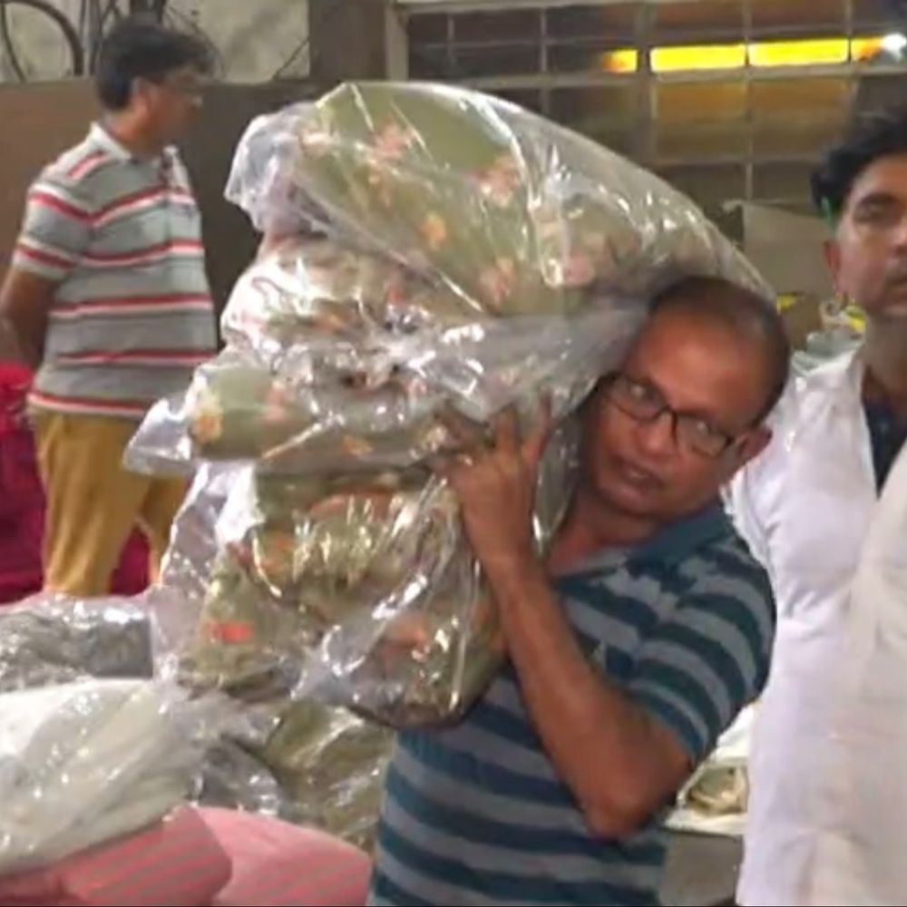 યુદ્ધની અસરે 400થી વધુ મિલમાં વિકમાં બે દિવસ ‘સ્વૈચ્છિક લોકડાઉન’:10-20 દિવસ ચાલે તેટલો જ કોલસો, ભોજનાલયો શરૂ; સુરતના લાખો શ્રમિકોએ વતનની વાટ પકડી