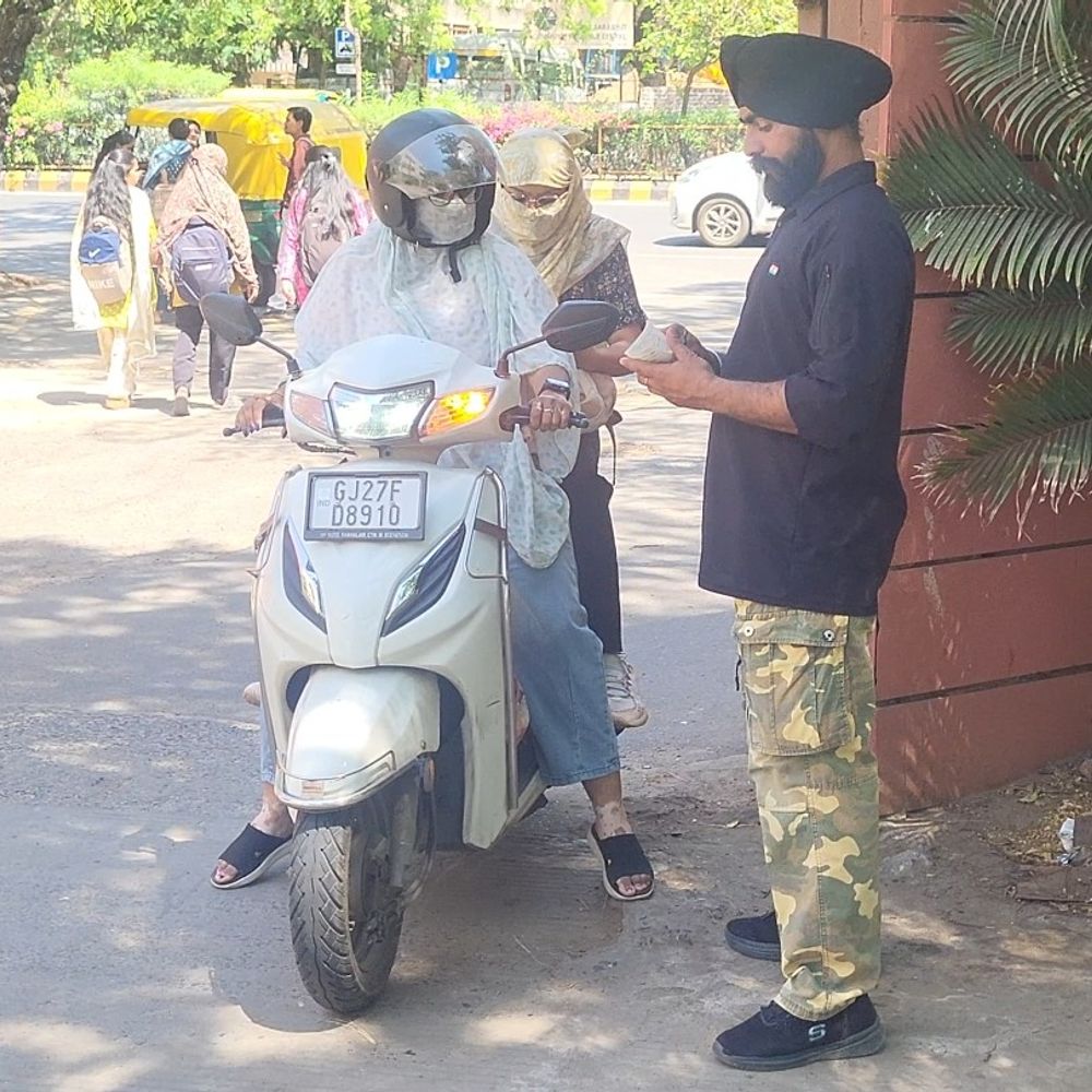 દારૂની બોટલો-RSS કાર્યક્રમ વિવાદ બાદ ગુજરાત યુનિ.ની સિક્યુરિટીમાં ફેરફાર:એન્ટ્રી ગેટ પર ફરજિયાત આઇકાર્ડ, બ્લેક ફિલ્મવાળી ગાડીને નો-એન્ટ્રી; ત્રણને બદલે એક જ એજન્સીને કામગીરી સોંપી