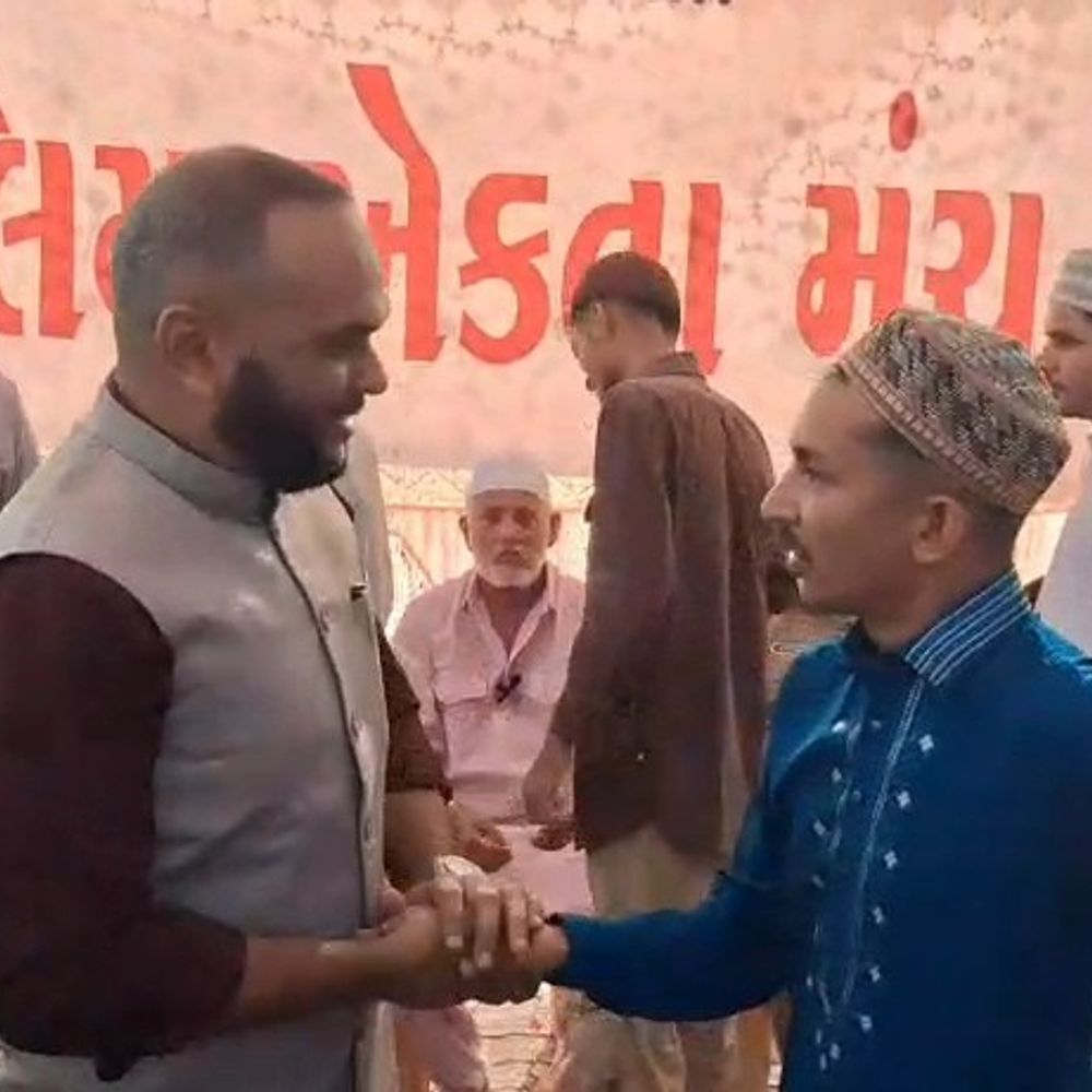 જૂનાગઢમાં ઈદની ઉજવણી: હજારોએ નમાજ અદા કરી, પદ્મશ્રી હાજીભાઈનું સન્માન, હિન્દુ-મુસ્લિમોએ પાઠવી ઈદ મુબારક.