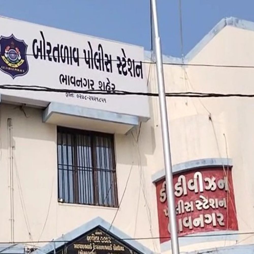 ચિત્રામાં પોલીસ પર હુમલાનો પ્રયાસ અને PCR વાનમાં તોડફોડ.