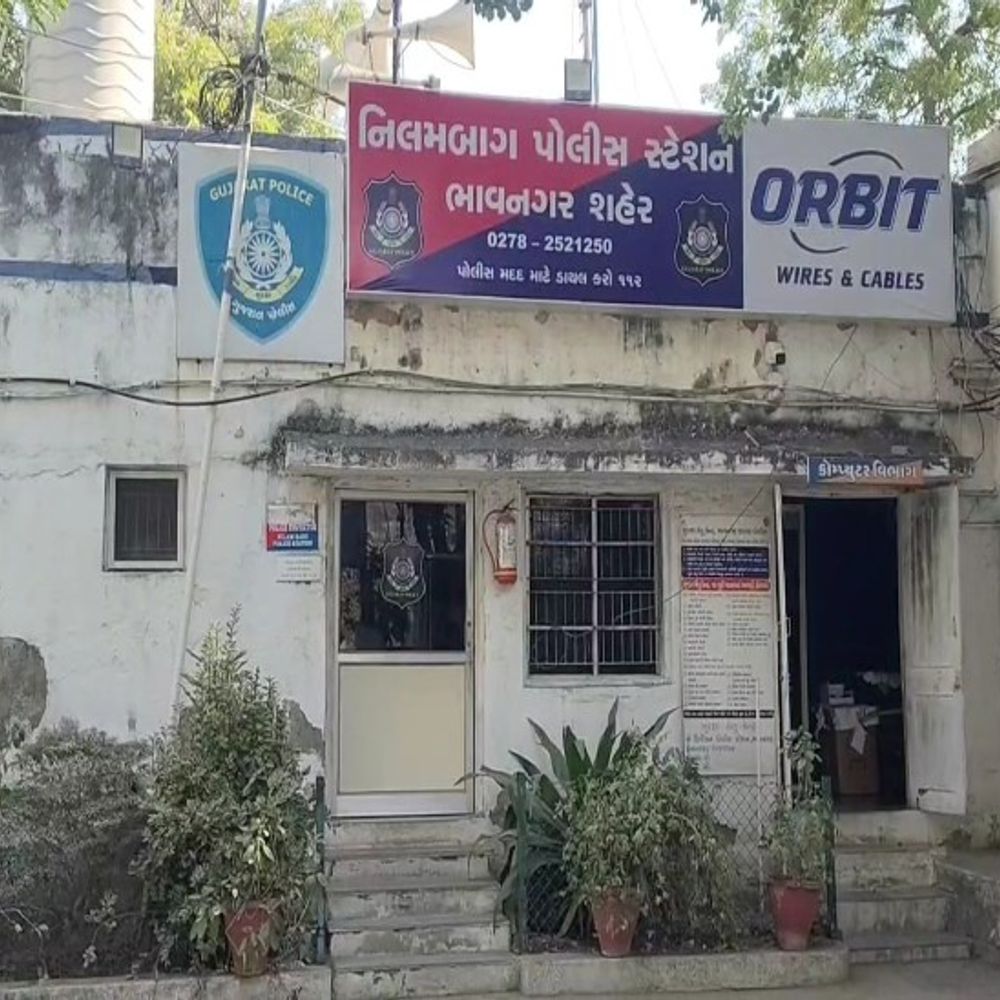 વાસણઘાટ સર્કલે પેસેન્જર ભરવા બાબતે બે રિક્ષા ચાલકો વચ્ચે બોલાચાલી થતા એક ચાલક પર લાકડાના ધોકાથી હુમલો, માથામાં 4 ટાંકા આવ્યા.