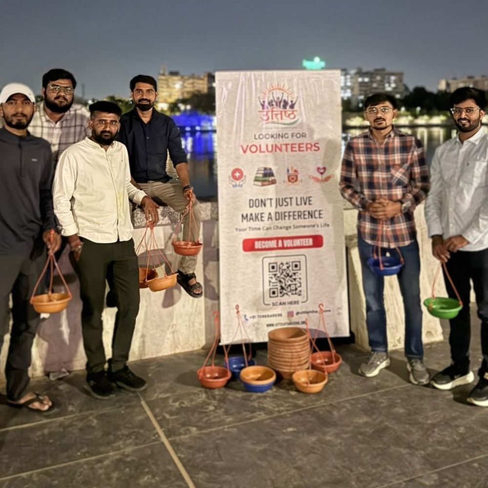 “નાનું પગલું, મોટી સેવા”:વિશ્વ ચકલી દિવસ નિમિત્તે પાણીના વાસણોનું વિતરણ