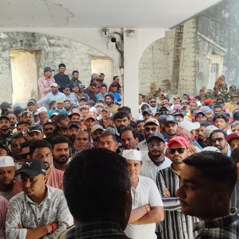 વેરાવળમાં માછલી પરિવહન માટે તાલપત્રી-પ્લાસ્ટિક કવર ફરજિયાત:ચીકણા રોડથી અકસ્માત રોકવા માછીમારો-પોલીસ સંવાદમાં મોટો નિર્ણય