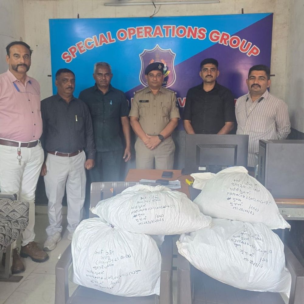 પુરી-અમદાવાદ એક્સપ્રેસમાંથી રૂ.12 લાખનો ગાંજો ઝડપાયો:સુરત રેલવે પોલીસના ચેકિંગમાં વિમલનો થેલો મળી આવ્યો; આરોપી ફરાર