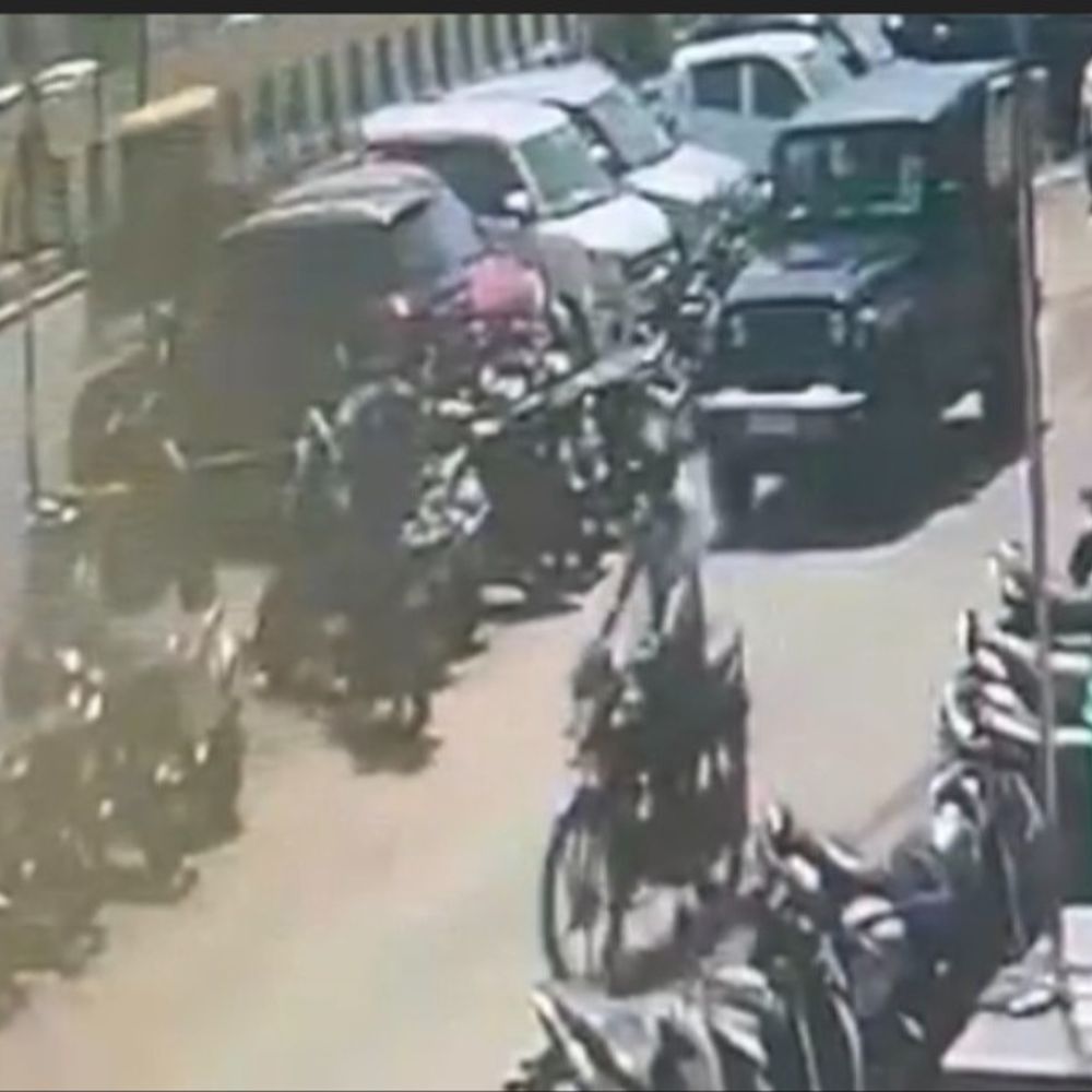 મોઢેરા ચોકડી પાસેથી ખેડૂતપુત્રની બાઈકની ચોરી:પાર્ક કરીને યુવક દુકાનમાં મોબાઈલ લેવા ગયો ને ગણતરીની મિનિટોમાં ઉઠાંતરી