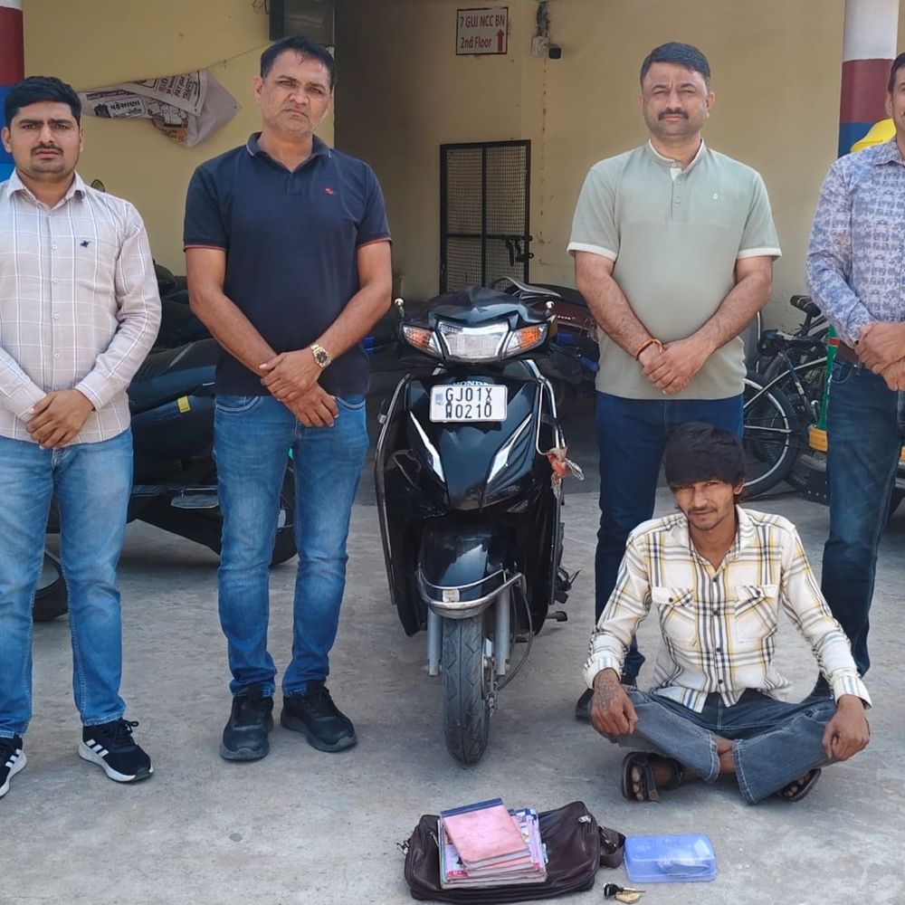 મહાકાલી ટ્રેડિંગમાં રૂ.1 લાખની ચોરી કરનાર ગેંગનો સાગરીત ઝડપાયો:તેલનો ડબો લેવાના બહાને પૈસાની થેલી પર હાથ સાફ કર્યો, હજુ બે આરોપી ફરાર