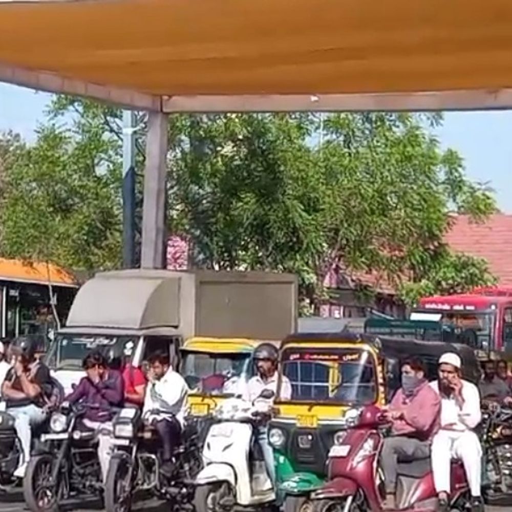 ટ્રાફિક જંકશનો પર તડકામાંથી રાહત માટે નેટ લગાવાઈ:ટુ વ્હીલર ચાલકોને ગરમીનો સામનો ઓછો કરવો પડશે, અમદાવાદના 24 ટ્રાફિક સિગ્નલો પર ગ્રીન નેટ લાગશે