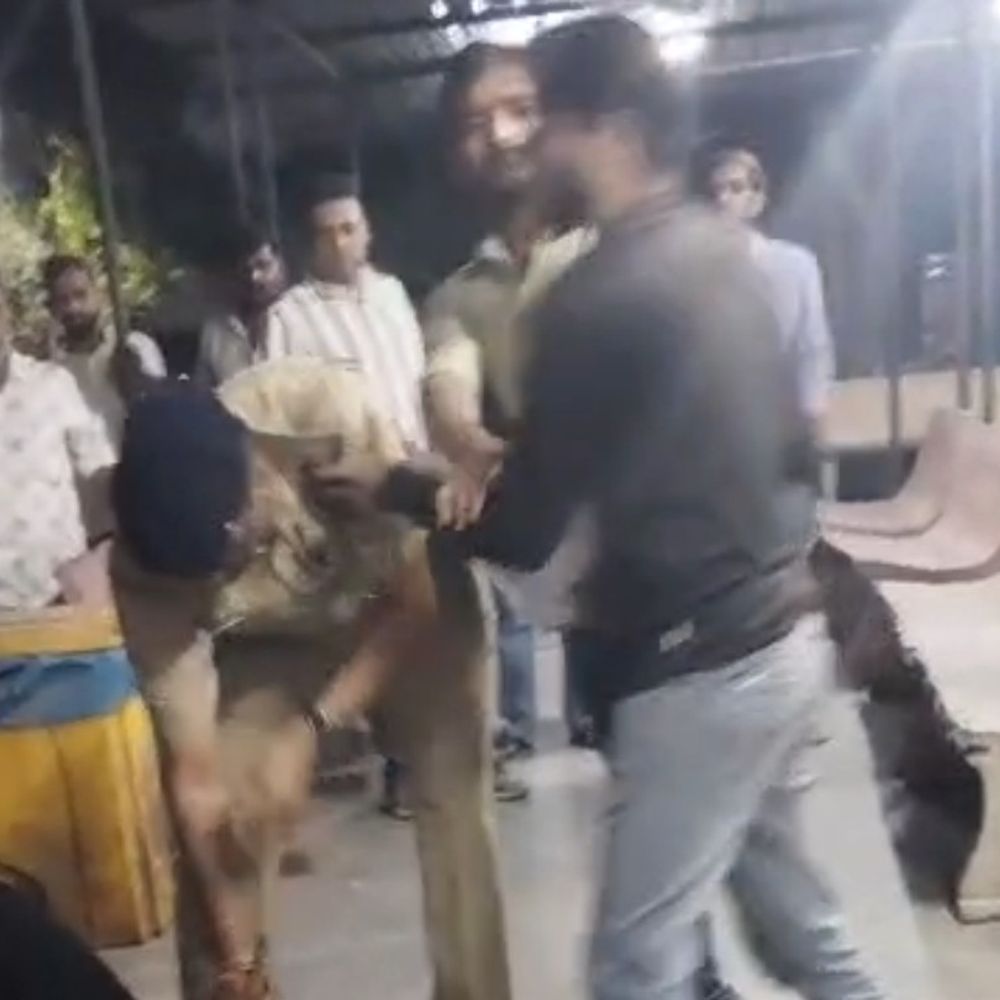 સુરત સિવિલમાં નસેડીઓનો હંગામો, LIVE વીડિયો:દારૂના નશામાં ચૂર પૂર્વ વોર્ડબોય અને એમ્બ્યુલન્સ ચાલકે ASIને ગાળો ભાંડી, વર્ધી પર હાથ નાખી ઝપાઝપી કરી