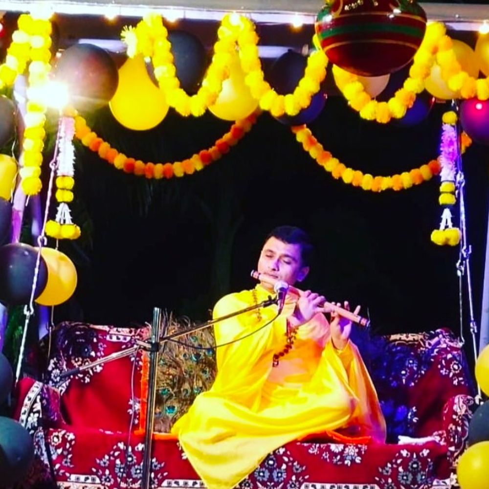 પાખંડી 'યોગ ગુરુ'ના આશ્રમમાંથી રહસ્યમય ભોયરું મળ્યું:18 હજારમાં સંતાન પ્રાપ્તિ અને આયુર્વેદીકના નામે નકલી દવા વેચતો, સગીરને અર્ધનગ્ન કરી સુષુમ્ણા નાડીનું રહસ્ય સમજાવતો વીડિયો મૂકતો