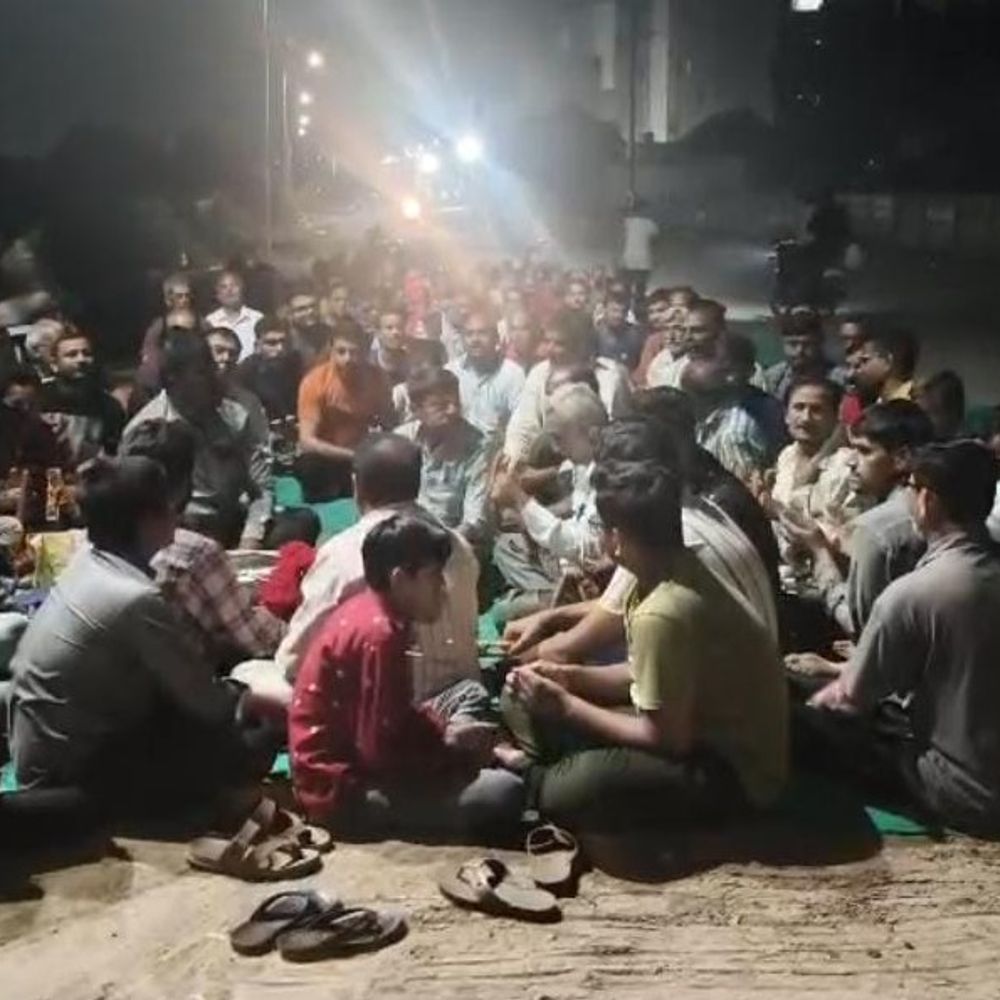 રાજકોટમાં ખરાબ રસ્તાથી કંટાળીને લોકોએ ભજનોથી કર્યો વિરોધ.