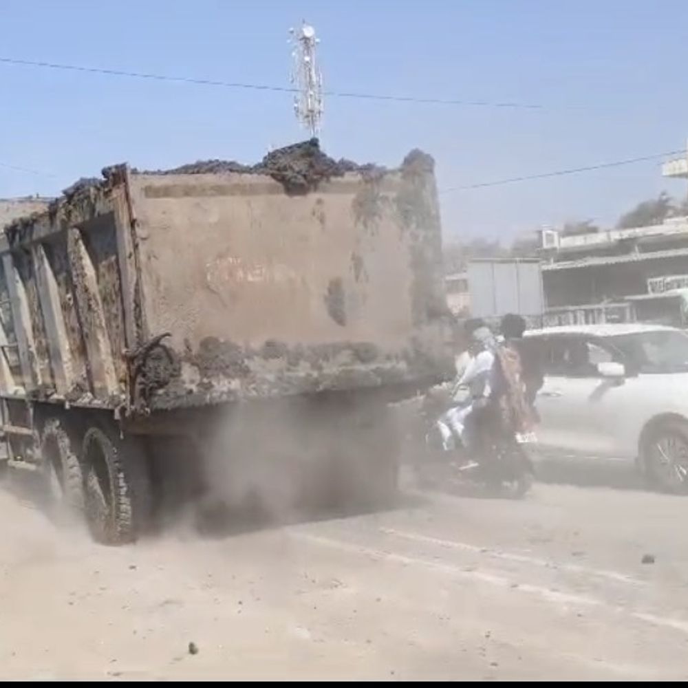 સોમનાથ ત્રિવેણી સંગમ પર કાદવ-ધૂળની સમસ્યા:ડ્રેઝિંગ કાર્યની બેદરકારીથી રસ્તા કીચડમય, વેપારીઓ-ભાવિકોમાં રોષ